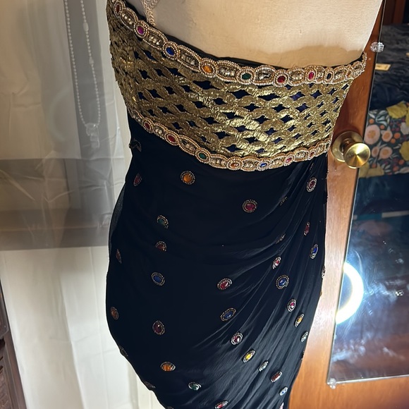 David Fielden Black and Jeweled short Evening Dress. Size 8. - Picture 6 of 10